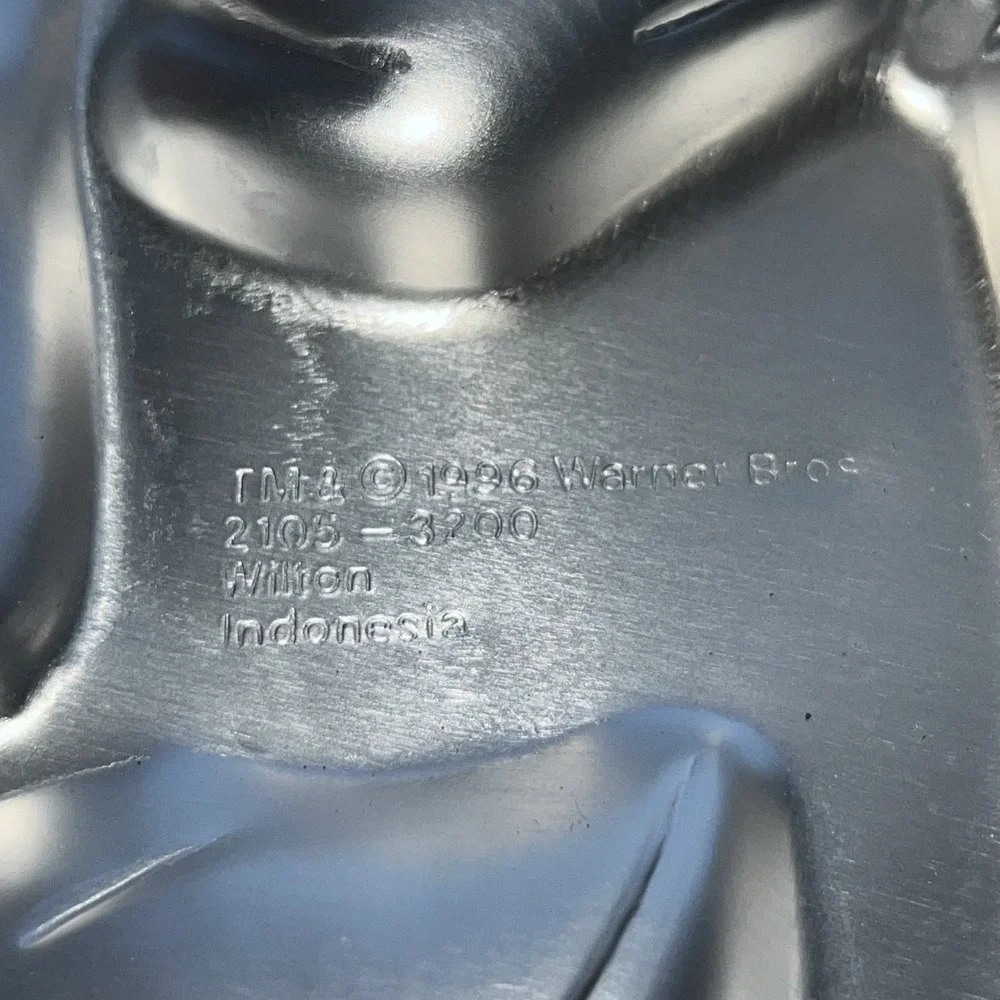 Wilton Vintage 1996 Bugs Bunny Cake Pan Looney Tunes Warner 2105-3200‎ Aluminum